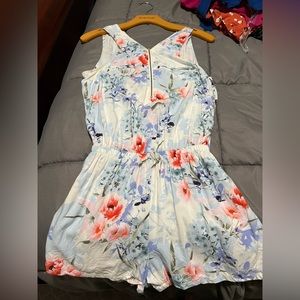 **NEW LISTING!!** Guess floral romper